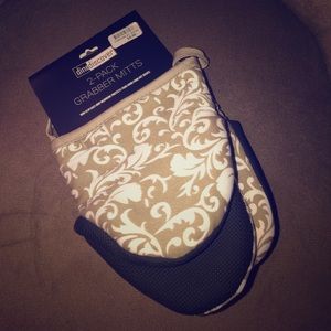 2 pack of neoprene grabber mits (price firm)